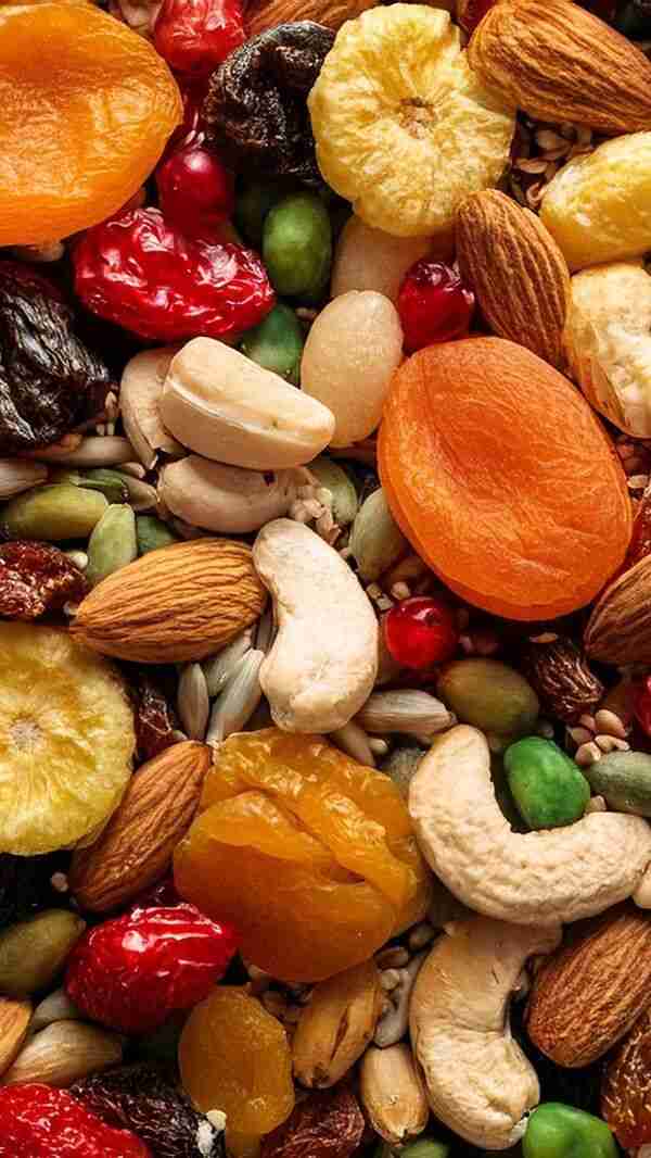 Selección de frutos secos y frutas deshidratadas servidos de manera sencilla